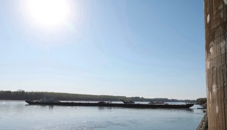 Угорщина підняла рівень води біля «Пакш» на 1 см: підсумки першої доби затоплення барж