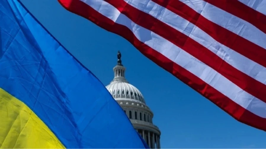 Дональд Трамп на тлі архівного фото — символіка розвідувальної співпраці США та України
