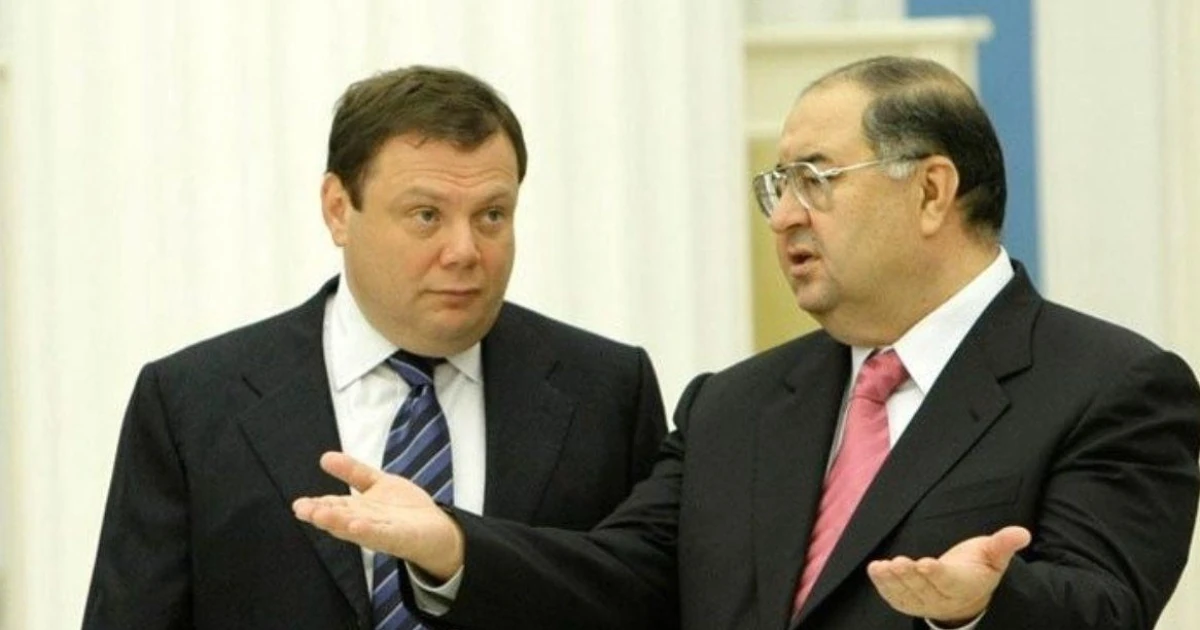 Прапор ЄС та умовний санкційний список на тлі будівлі Ради ЄС у Брюсселі