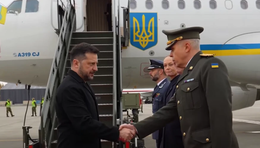Літак президента України Володимира Зеленського приземлився в Осло, президент зійшов на злітну смугу трапом (скріншот NRK)