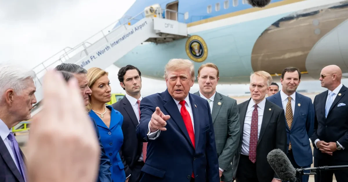 Дональд Трамп під час спілкування з журналістами у Білому домі